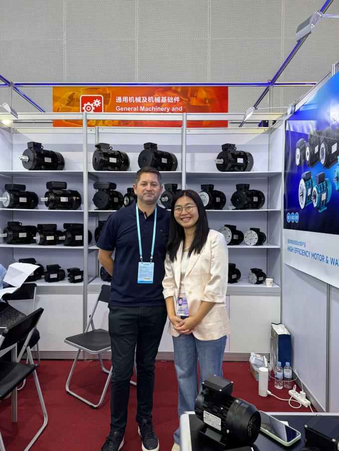 เครื่องยนต์กันน้ํา 220V AC โวลเตชั่นไม่สมอง 60Hz B35 ขนาด Flange 0.09HP / 0.06KW สําหรับเครื่องกาแฟพาณิชย์ 15